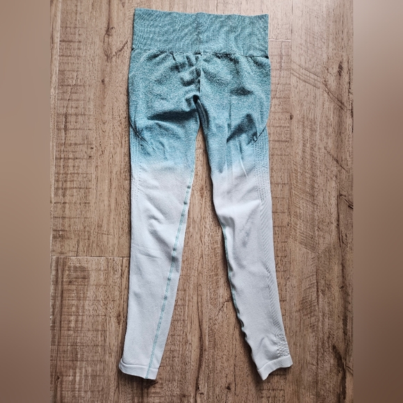 Blue/White Ombre Workout Set - Picture 2 of 6